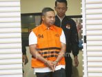 gubernur-riau-abdul-wahid-tengah-menggunakan-rompi-tahanan-k-v5sz