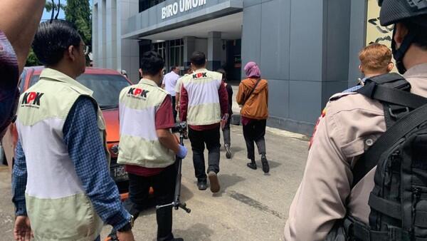 kpk-geledah-biro-umum-pemprov-bengkulu_169