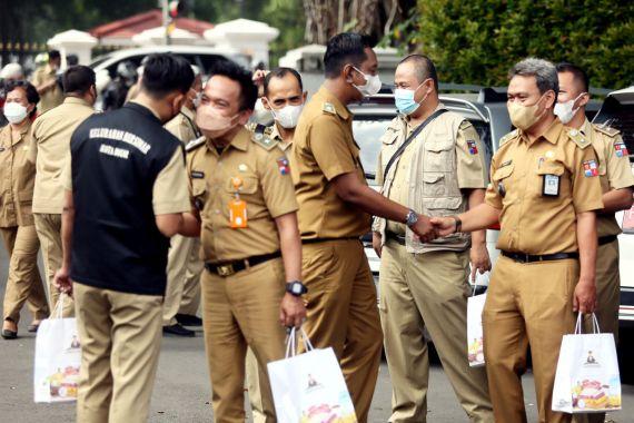 sejumlah-aparat-sipil-negara-asn-usai-mengikuti-apel-masuk-f-kcgm