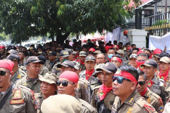 ribuan-honorer-satpol-pp-yang-tergabung-dalam-forum-komunika-d0bn